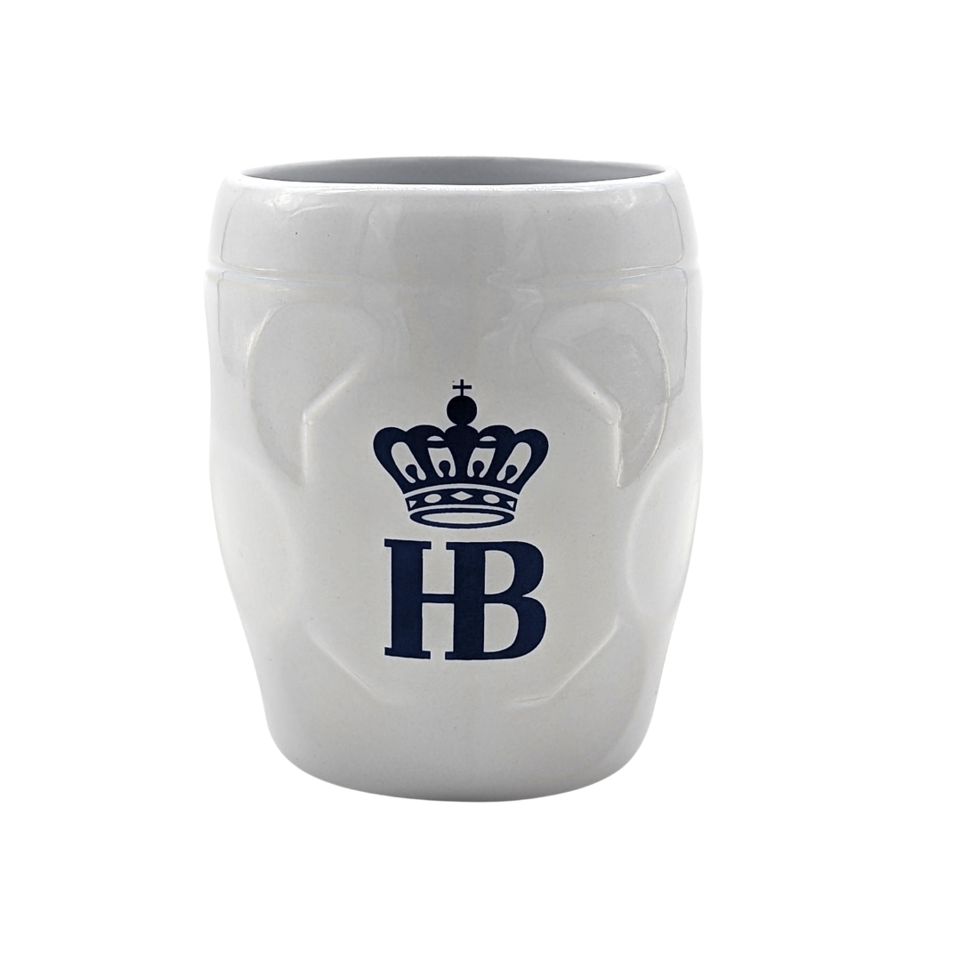 „Weiße Keramiktasse mit blauem Logo auf der Vorderseite, bestehend aus einer Krone über den Buchstaben ‚HB‘.“