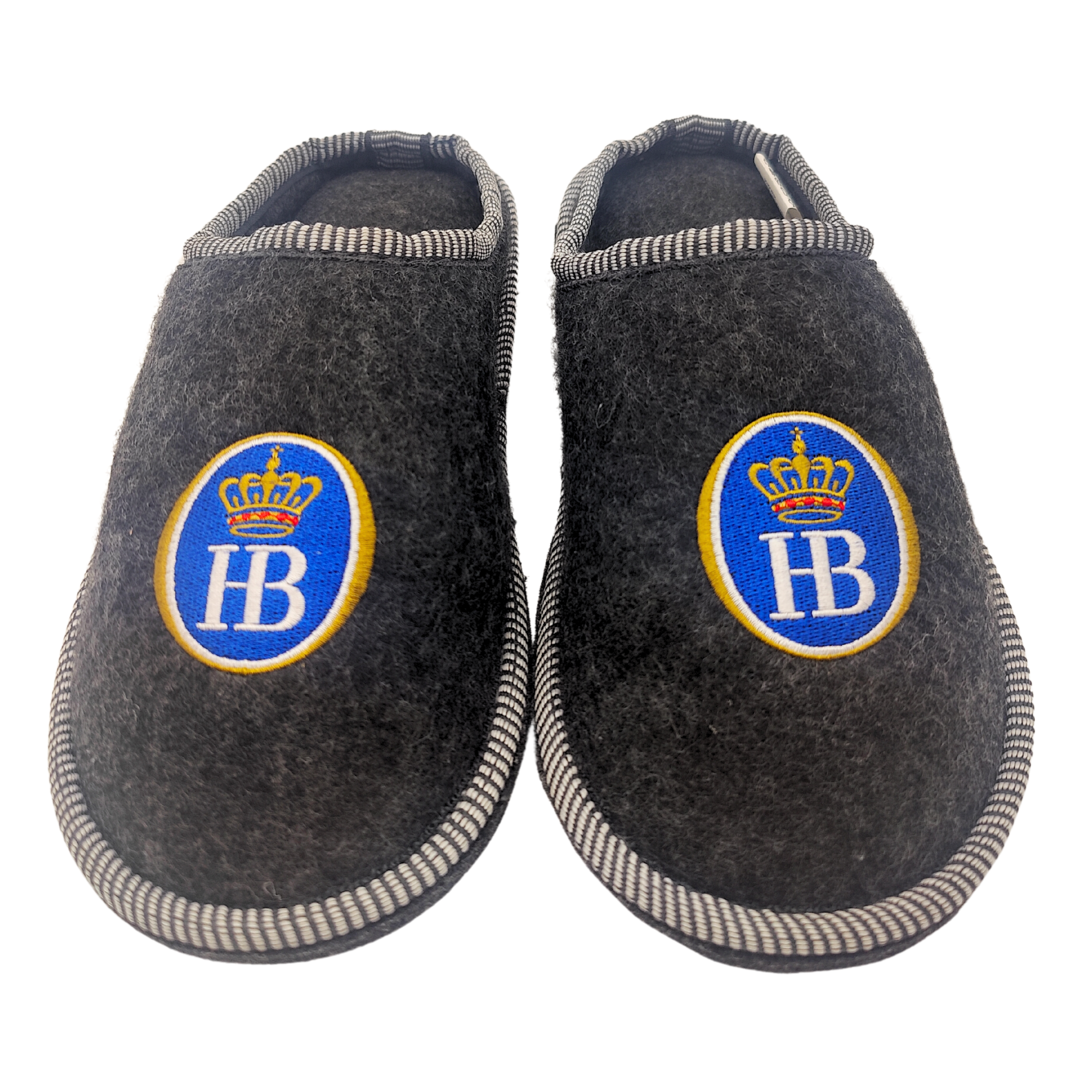Graue Hausschuhe mit Hofbräuhaus München Logo in Blau und Gelb auf der Oberseite, von vorne fotografiert.