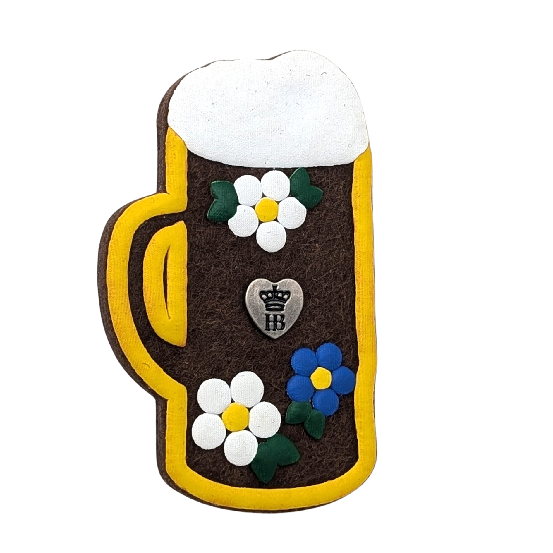 „Filzanstecker in Form eines Bierkrugs mit weißem Schaum, gelber Umrandung, verziert mit weißen und blauen Blumen, grünen Blättern und einem Herz mit der Aufschrift ‚HB‘.“
