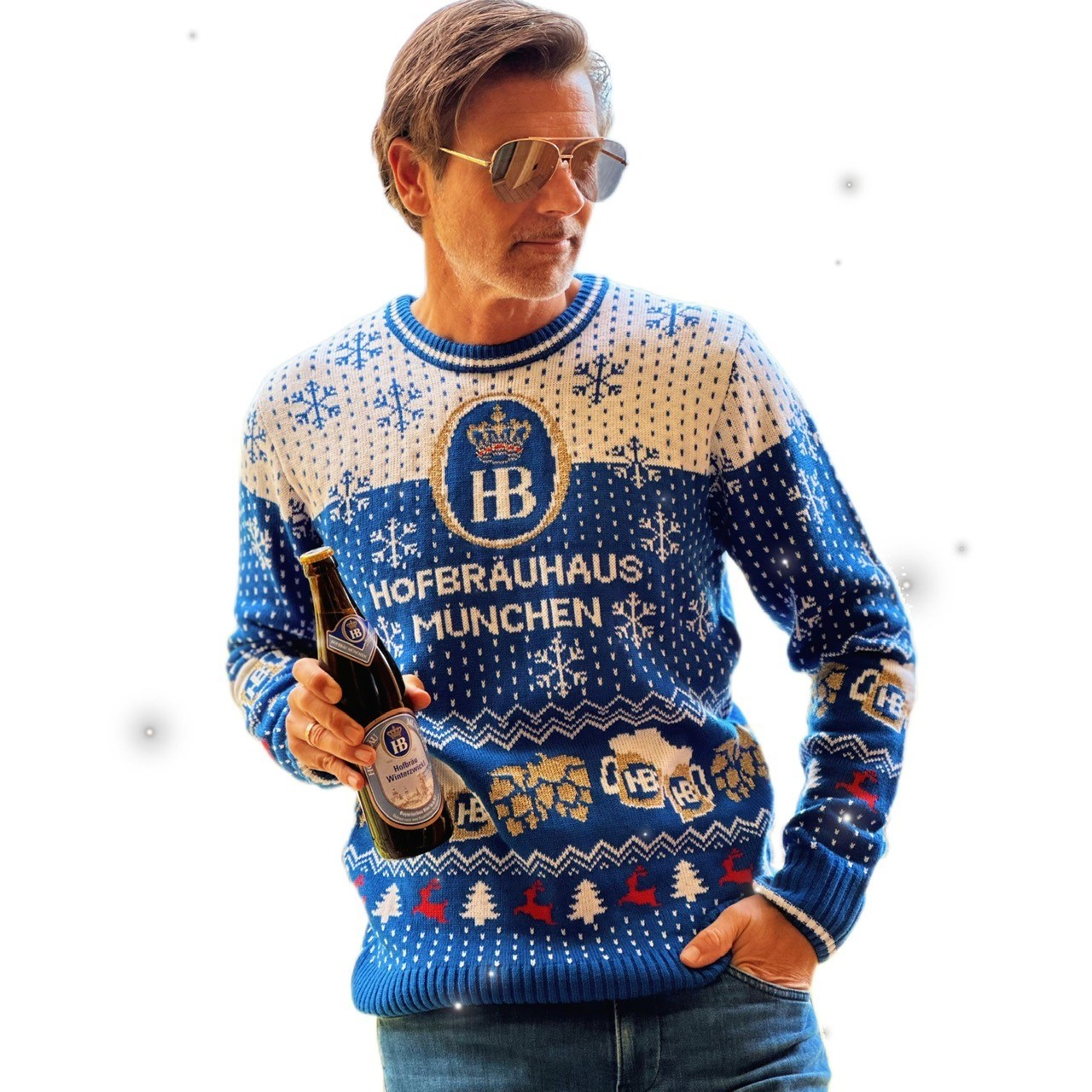 Blauer Weihnachtspullover mit Hofbräuhaus München Logo, getragen von einem Mann mit Bierflasche