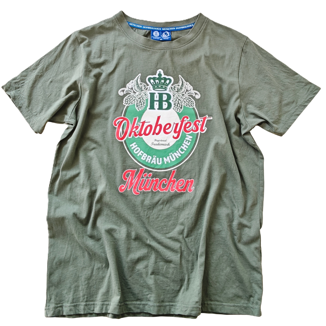 Grünes T-Shirt mit Aufdruck 'HB Oktoberfest Hofbräu München' und Hopfenornament.