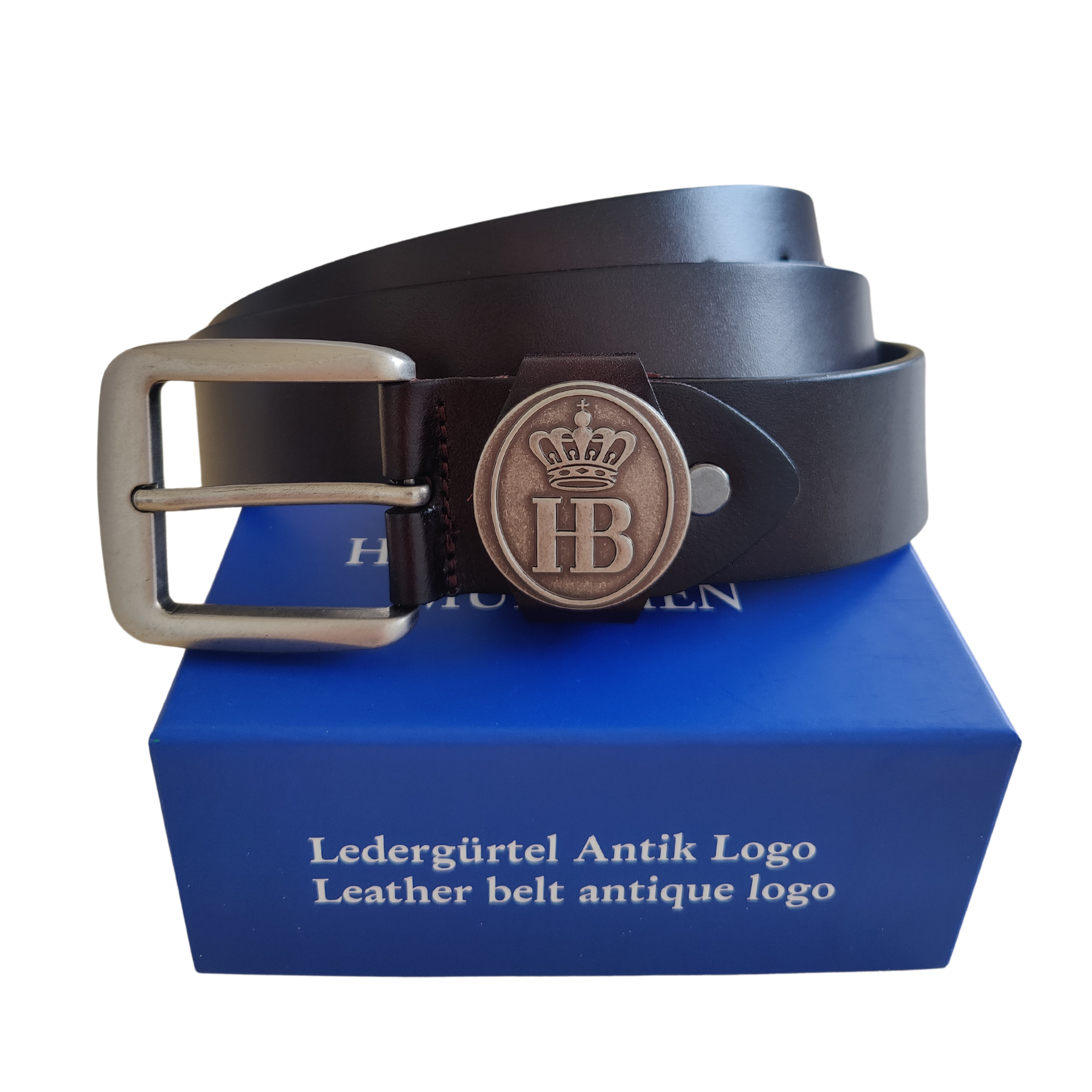 Schwarzer Ledergürtel mit antiker HB-Metallschnalle, präsentiert auf einer blauen Box mit der Aufschrift 'Ledergürtel Antik Logo – Leather belt antique logo'