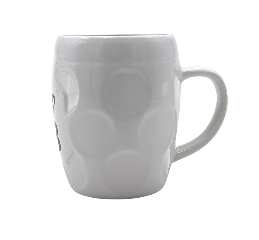 „Weiße Keramiktasse mit strukturierter Oberfläche und kreisförmigen Vertiefungen, Henkel rechts sichtbar.“