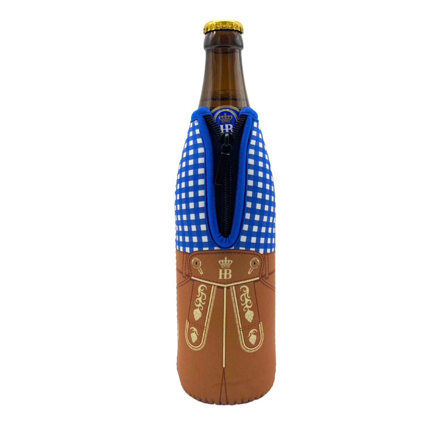Bierflasche in dekorativer BIerkühler-Hülle im Stil bayerischer Tracht: oben blau-weiß kariert, unten braun mit goldener Stickerei wie eine Lederhose.