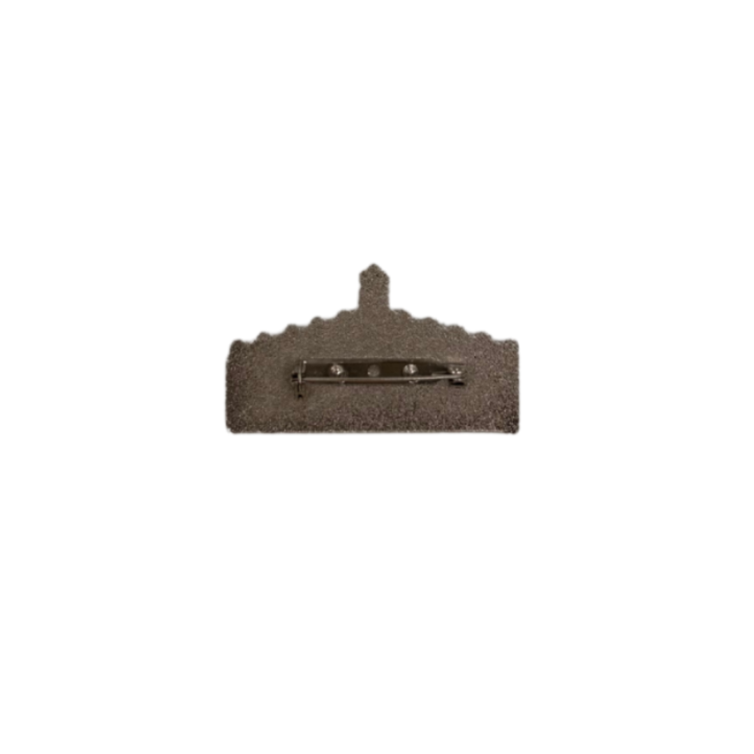 Rückseite eines Festzelt-Pins mit Anstecknadel.