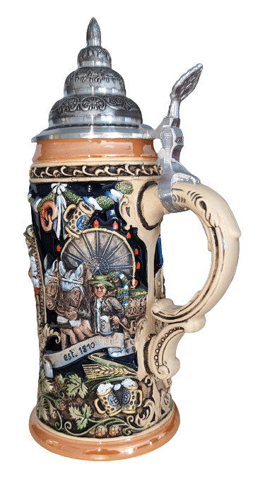 Traditioneller deutscher Bierkrug mit spitzem Zinn-Deckel und kunstvoll gestaltetem Henkel. Das zentrale keramische Relief zeigt einen Bierkutscher mit zwei kräftigen Brauereipferden, die ein geschmücktes Gespann ziehen.