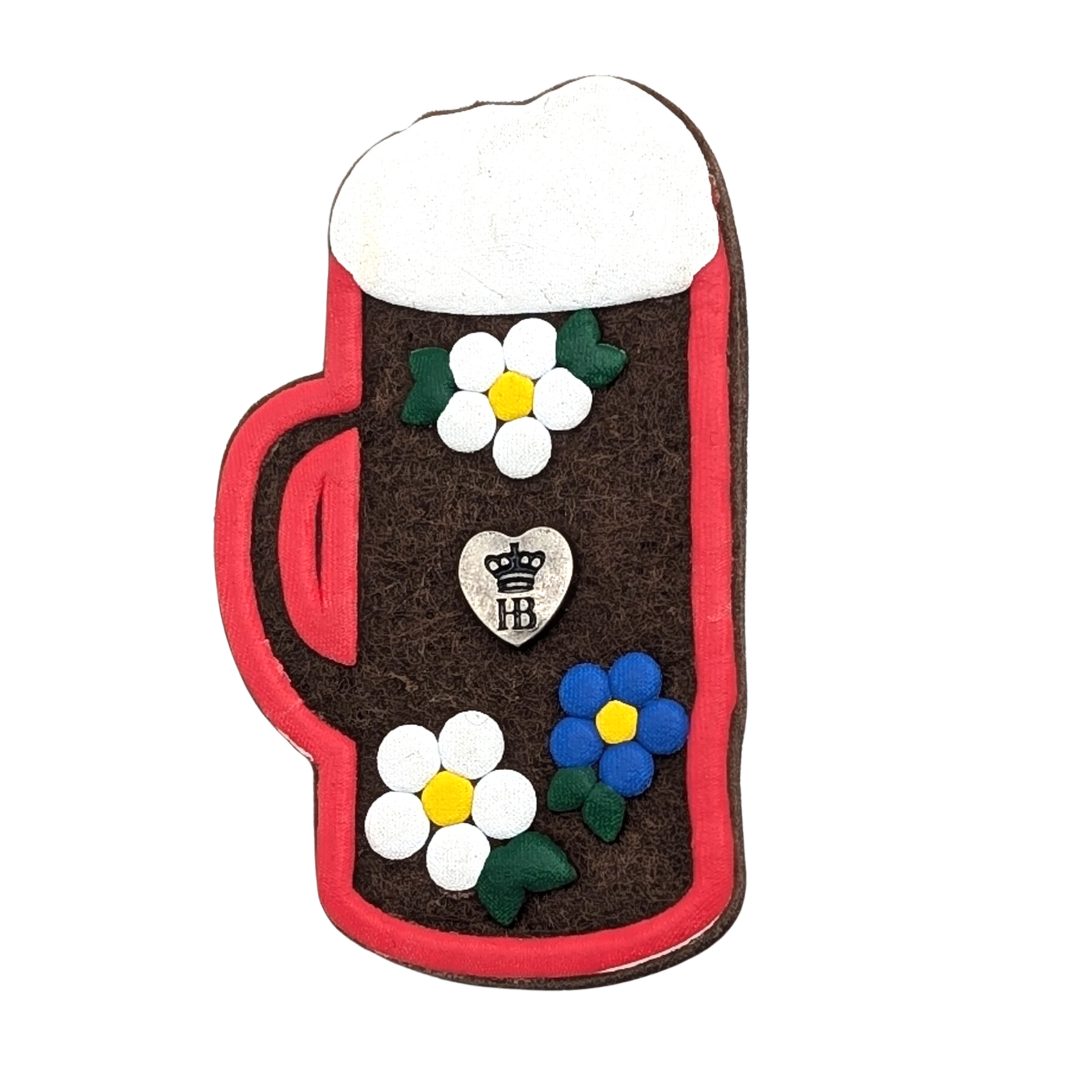 „Filzanstecker in Form eines Bierkrugs mit weißem Schaum, roter  Umrandung, verziert mit weißen und blauen Blumen, grünen Blättern und einem Herz mit der Aufschrift ‚HB‘.“