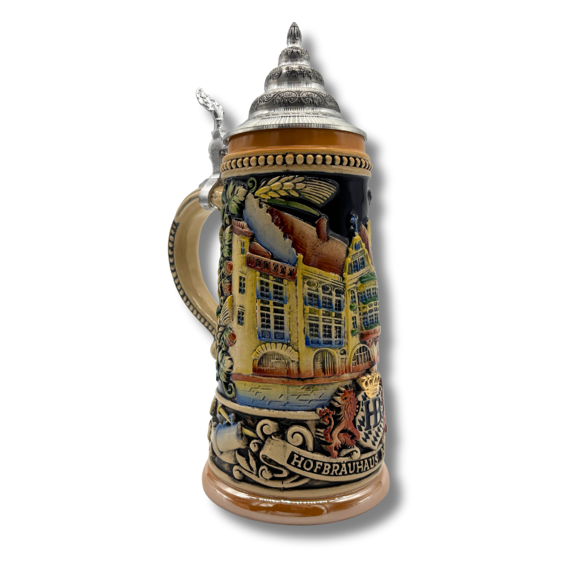 Reliefkrug mit Spitzzinndeckel, Relief in grau mit bunter Glasur, zeigt  in lebendigen Farbendurchgehend das Hofbräuhaus München. Mittig das HB-Logo mit 2 bayerischen Löwen