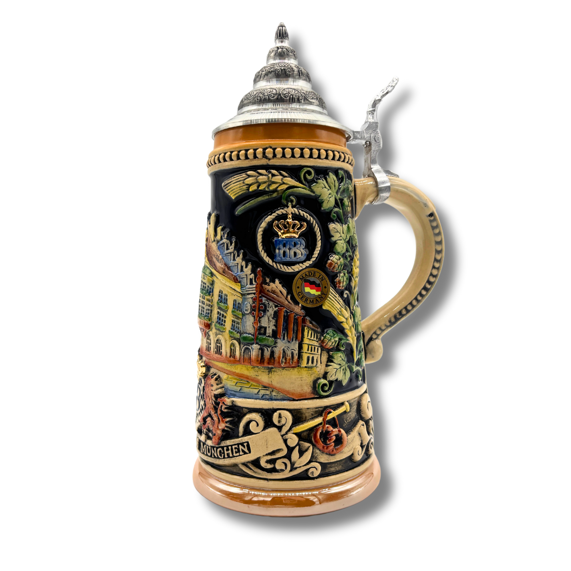 Reliefkrug mit Spitzzinndeckel, Relief in grau mit bunter Glasur, zeigt  in lebendigen Farbendurchgehend das Hofbräuhaus München. Mittig das HB-Logo mit 2 bayerischen Löwen