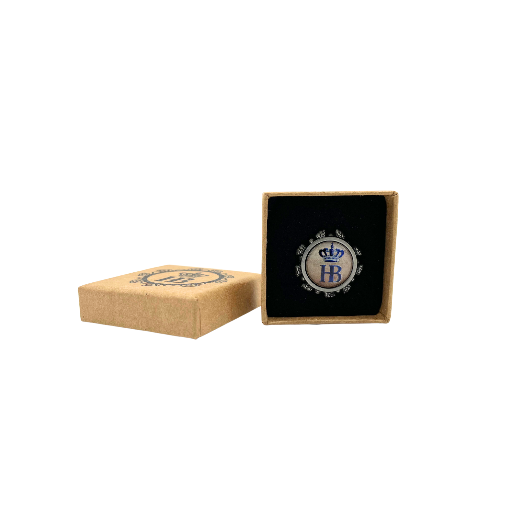 Anstecknadel mit HB-Logo in geöffneter Geschenkbox.