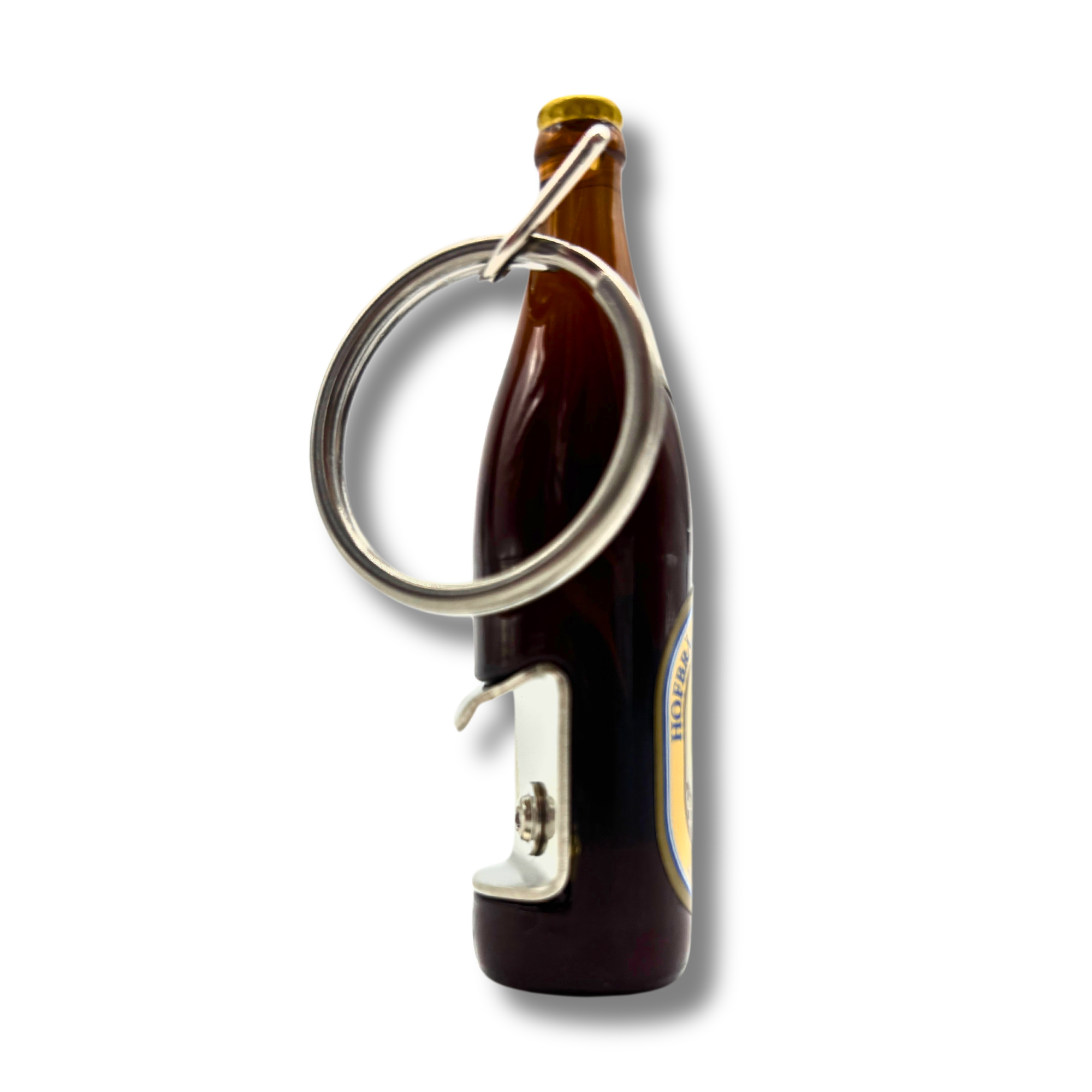 Schlüsselanhänger in Form einer Hofbräu-Bierflasche mit integriertem Flaschenöffner.