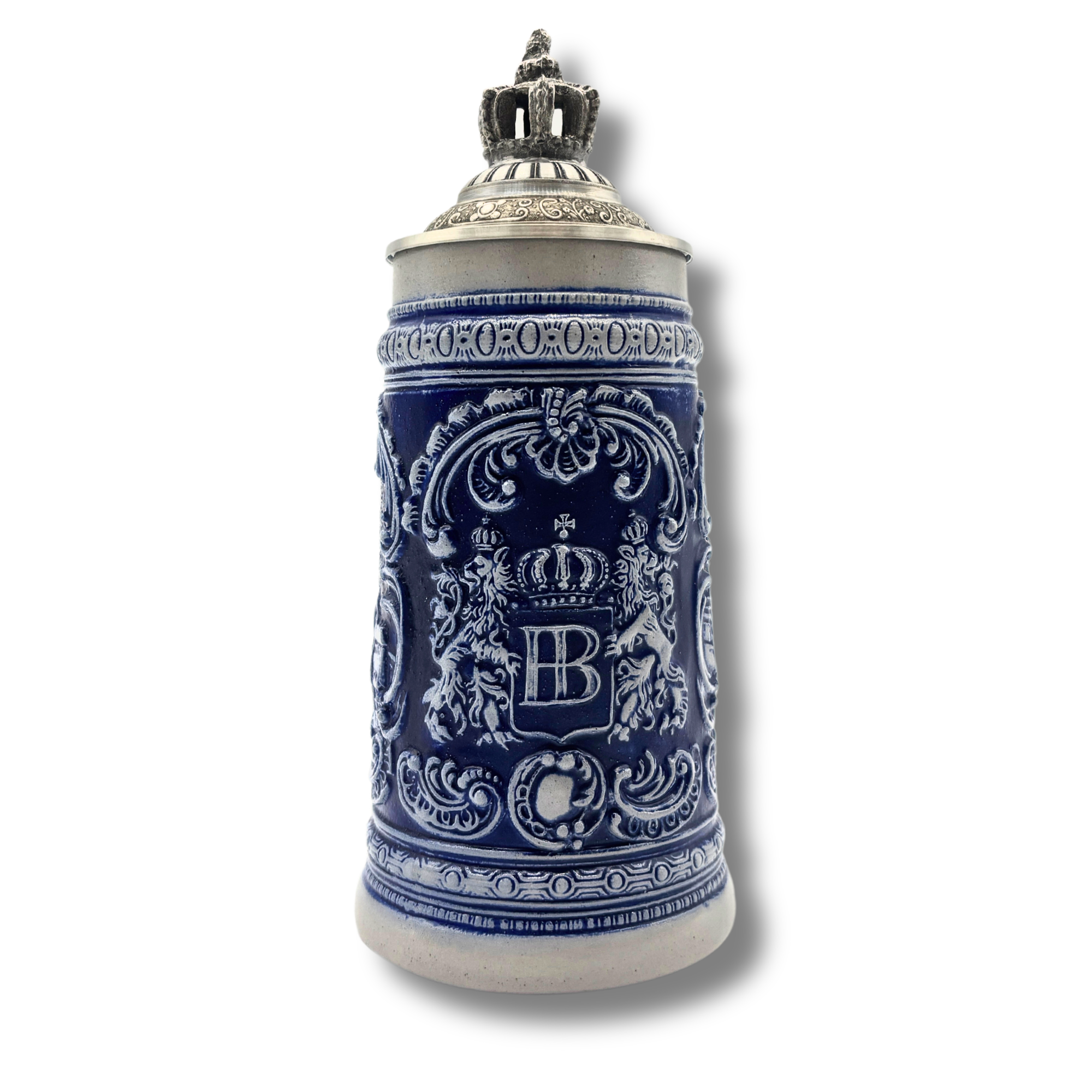 Traditioneller deutscher Bierkrug aus Keramik mit silbernem, kunstvoll verziertem Deckel mit Krone und Daumenhebel zum öffnen. Der Krug zeigt in blau glasiert, detaillierte Reliefmotive, an dieser Seite die Buchstaben HB umrahmt von 2 Münchner Löwen. 