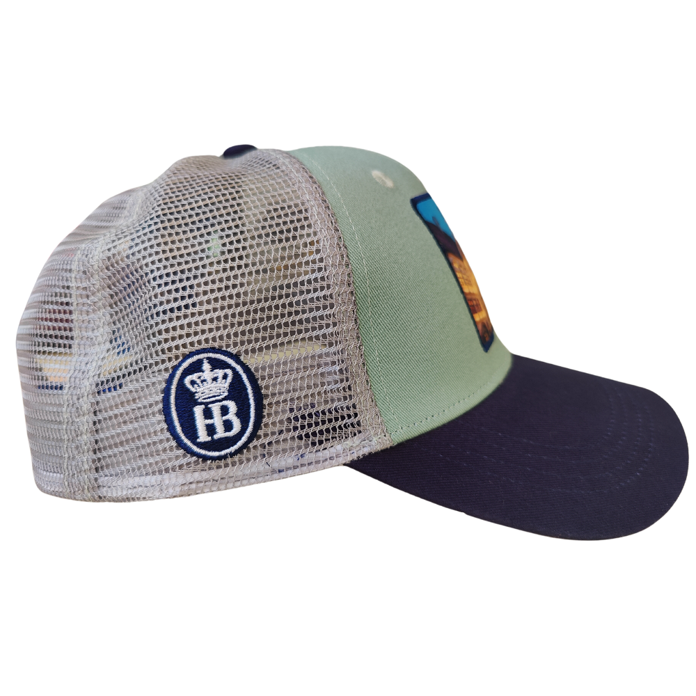  „Cap mit hellgrauer Front, dunkelblauem Schirm und Mesh-Rückseite, seitlich bestickt mit HB-Logo und Krone., Seitenansicht"