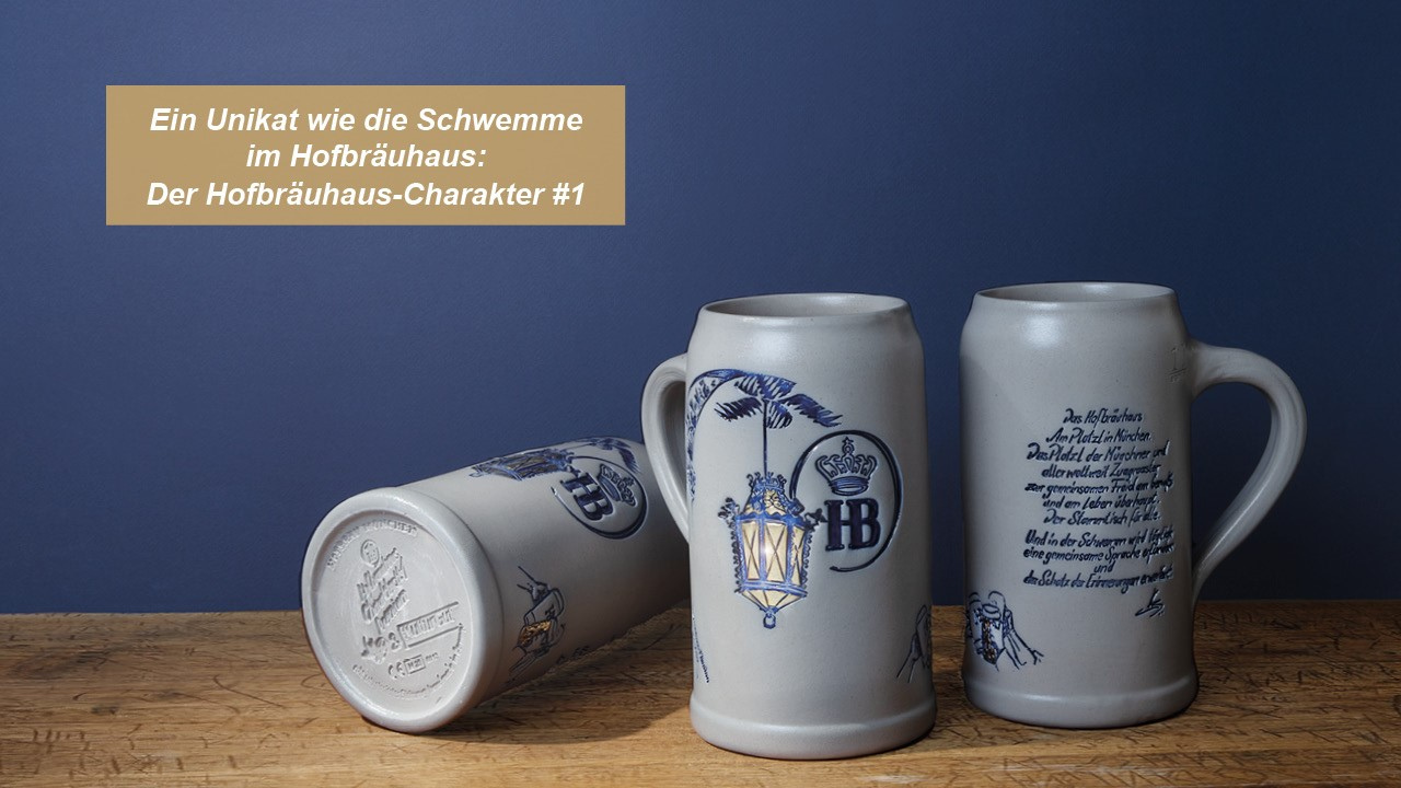 Drei original Hofbräuhaus-Bierkrüge aus Steingut mit blauer Verzierung auf Holztisch vor blauem Hintergrund, einer liegend mit geprägtem Boden.