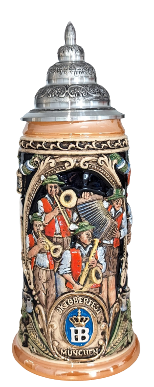 Traditioneller Bierkrug mit Spitzzinndeckel und kunstvoll gestaltetem Henkel. Das keramische Relief zeigt eine Gruppe von Musikanten in traditioneller bayerischer Tracht, die Blasinstrumente und Akkordeon spielen. Die Szene ist Teil eines durchgehenden Mo