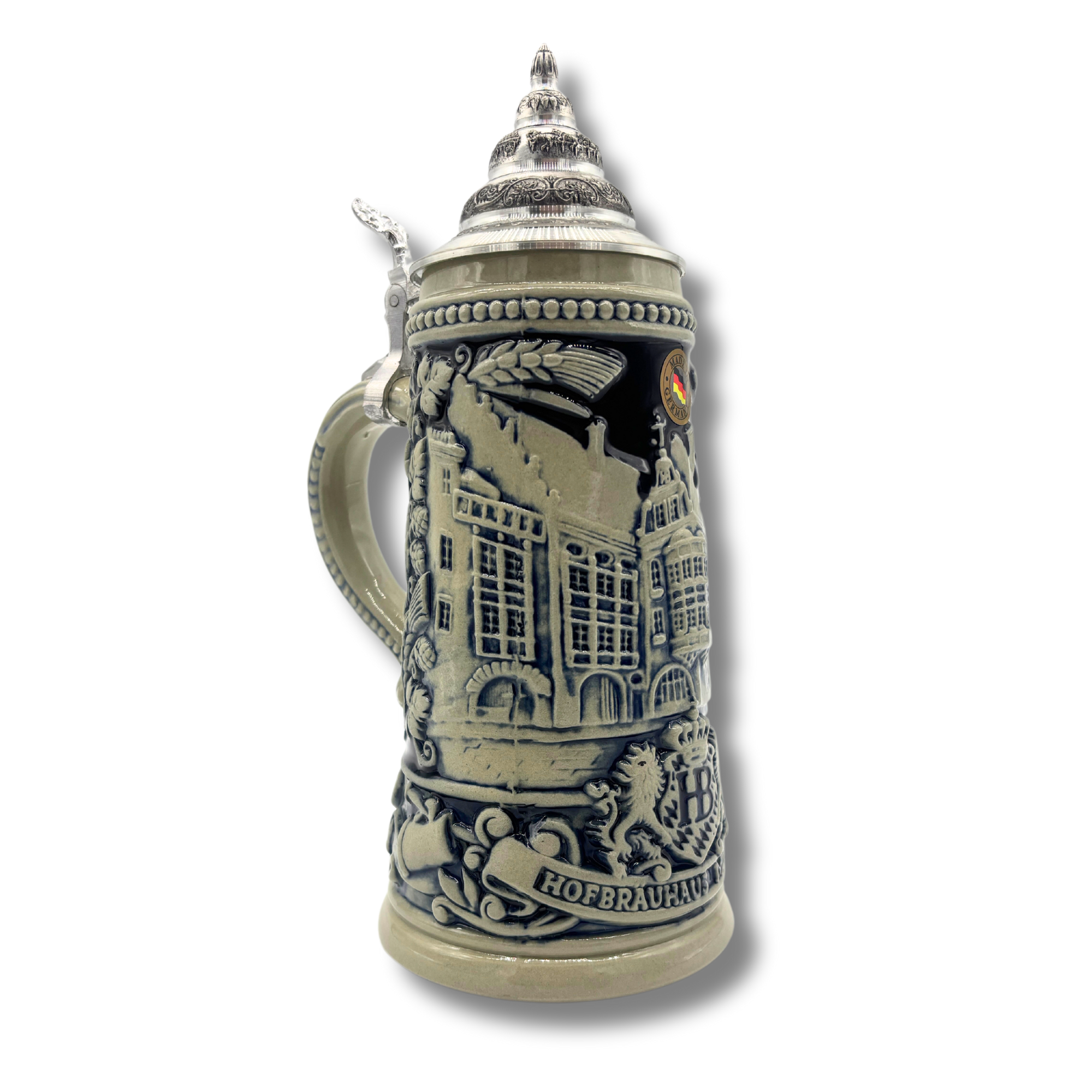 Reliefkrug mit Spitzzinndeckel, Relief in grau mit blauer Glasur, zeigt durchgehend das Hofbräuhaus München. Mittig das HB-Logo mit 2 bayerischen Löwen