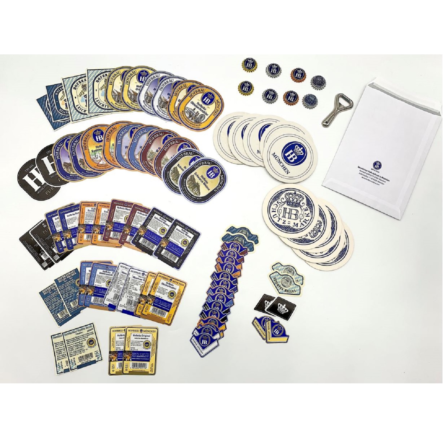 HB-Sammlerset bestehend aus Bierdeckeln, Flaschenetiketten, Pins, Aufklebern und einem Flaschenöffner, alles im Hofbräuhaus-Design