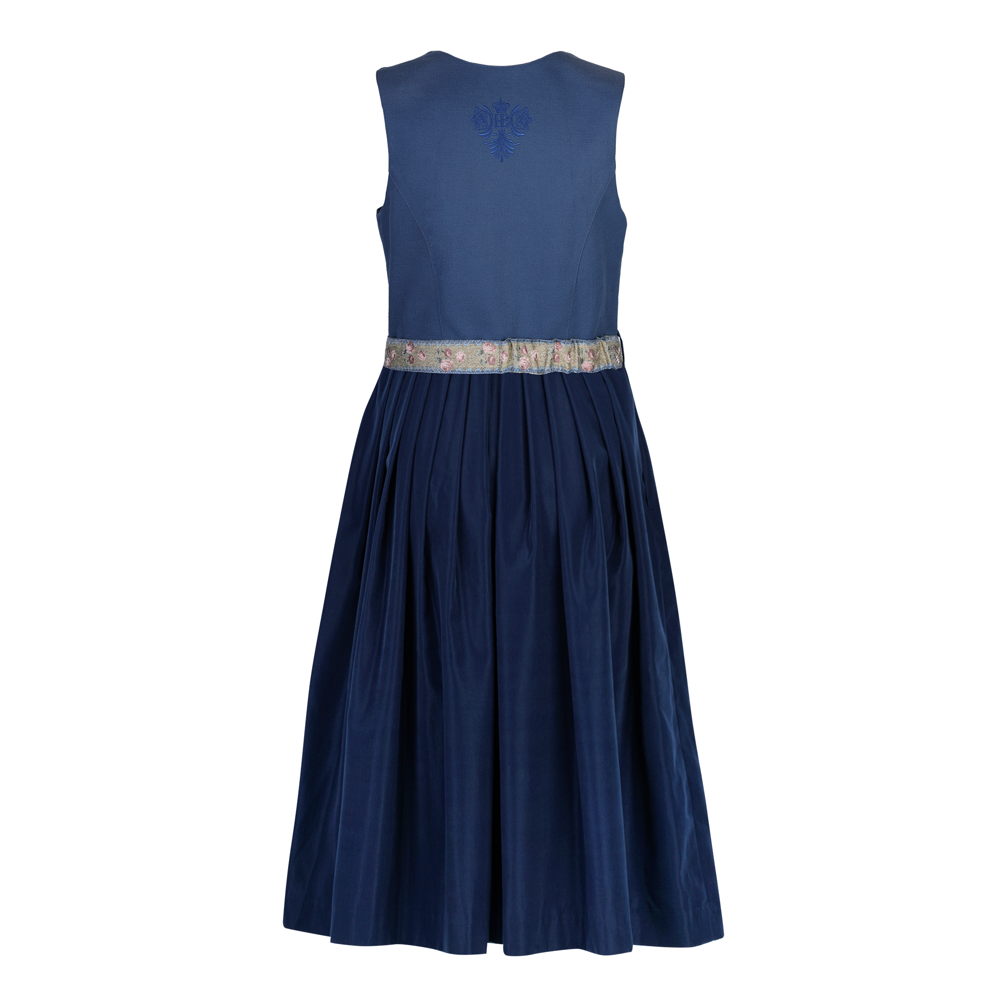 Rückansicht eines dunkelblauen Dirndls mit einem fein gemusterten Gürtel in Pastelltönen. Das Oberteil ist ärmellos, der Rock ist in Falten gelegt und reicht bis unter das Knie.
